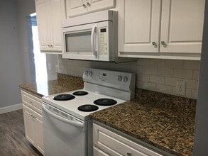 116 W Middlebury Ln SW in Aiken, SC - Building Photo - Building Photo