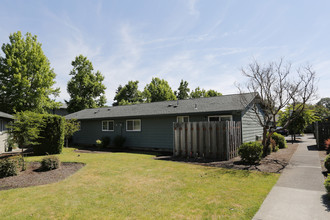 Seneca Terrace in Milwaukie, OR - Building Photo - Building Photo