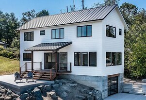 4896 Harbor Hills Dr in Freeland, WA - Building Photo