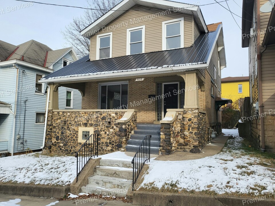 820 14th St in Beaver Falls, PA - Building Photo