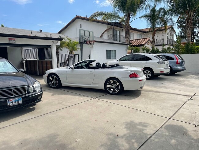 12619 Emelita St, Unit Front Geust House