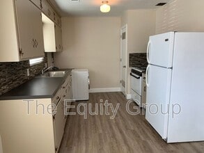 1039 Chinowth St in Visalia, CA - Building Photo - Building Photo