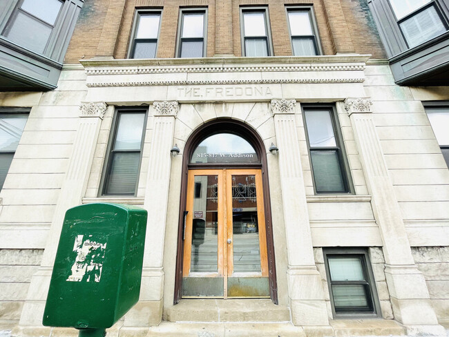 815 W Addison St in Chicago, IL - Building Photo - Building Photo