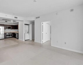 90 SW 3rd St, Unit 3202 in Miami, FL - Building Photo - Building Photo