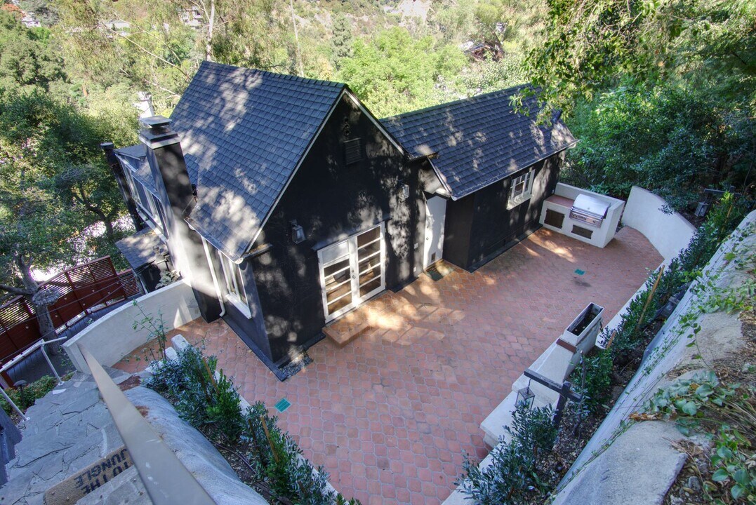 8316 Maple Dr in Los Angeles, CA - Building Photo