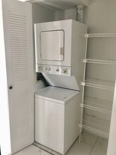 Lakeshore at University Park in Miramar, FL - Foto de edificio - Building Photo