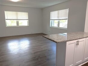 116 Southwest Jefferson Cir N in St. Petersburg, FL - Foto de edificio - Building Photo