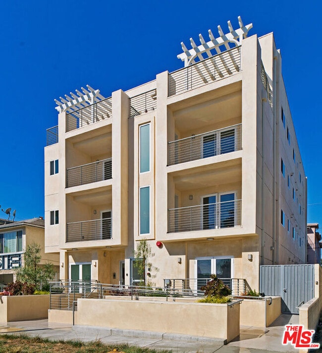 property at 1541 S Orange Grove Ave