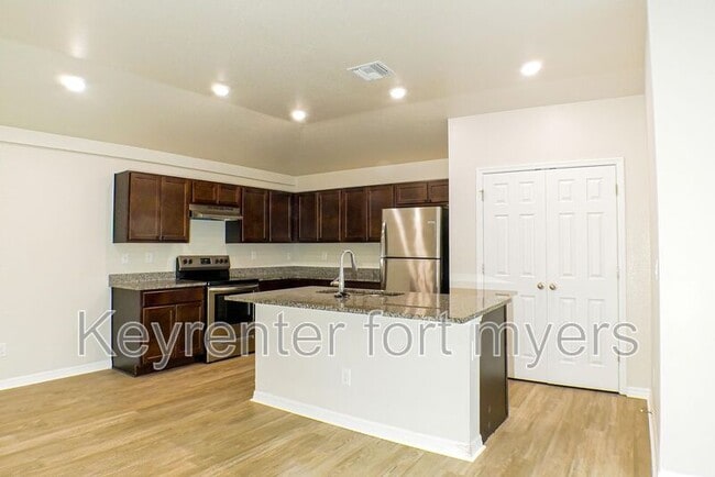341 Reeves St in Lehigh Acres, FL - Building Photo - Building Photo