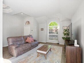 1316 Pelham Ln in Lewisville, TX - Foto de edificio - Building Photo