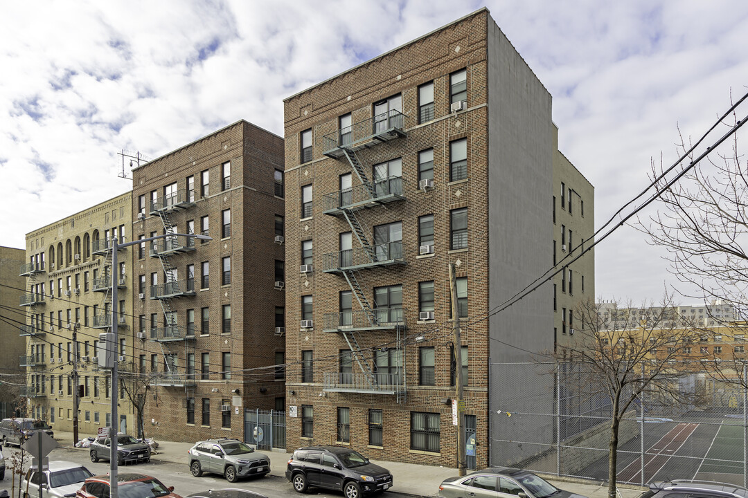 1437 Shakespeare Ave in Bronx, NY - Building Photo