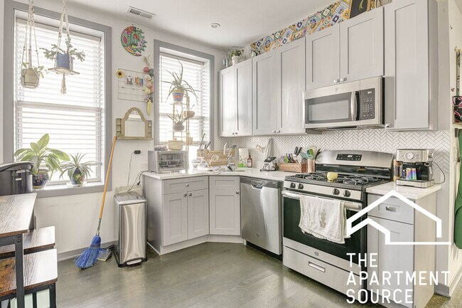 2834 W Diversey Ave, Unit 2F in Chicago, IL - Foto de edificio - Building Photo