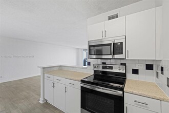 1500 Bay Rd, Unit S-1202 in Miami Beach, FL - Building Photo - Building Photo