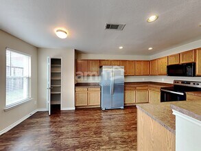 5459 Montague Ln in Grand Prairie, TX - Foto de edificio - Building Photo
