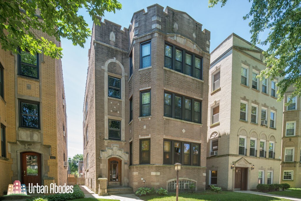 2619 W Greenleaf Ave, Unit J01P in Chicago, IL - Building Photo