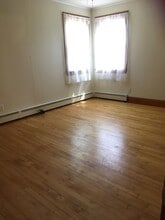 4 Queens Way, Unit # 1 in Waterville, ME - Foto de edificio - Building Photo