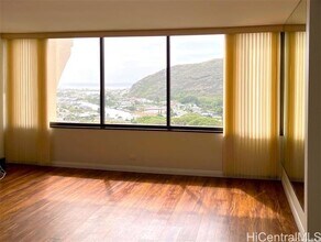 555 Hahaione St in Honolulu, HI - Building Photo - Building Photo