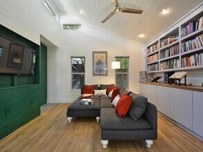 2407 Bryan St in Austin, TX - Building Photo - Building Photo