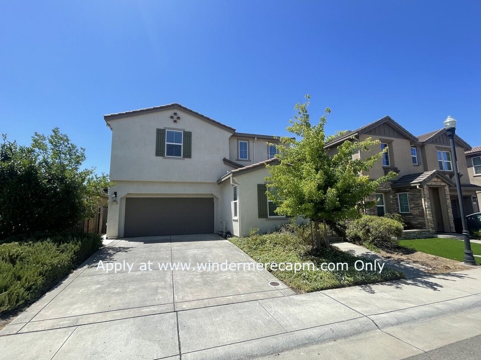 8428 Carcavelos Way in Elk Grove, CA - Building Photo