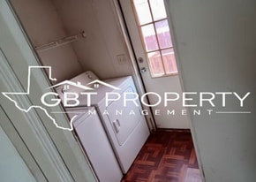 509 Maple St in Jourdanton, TX - Building Photo