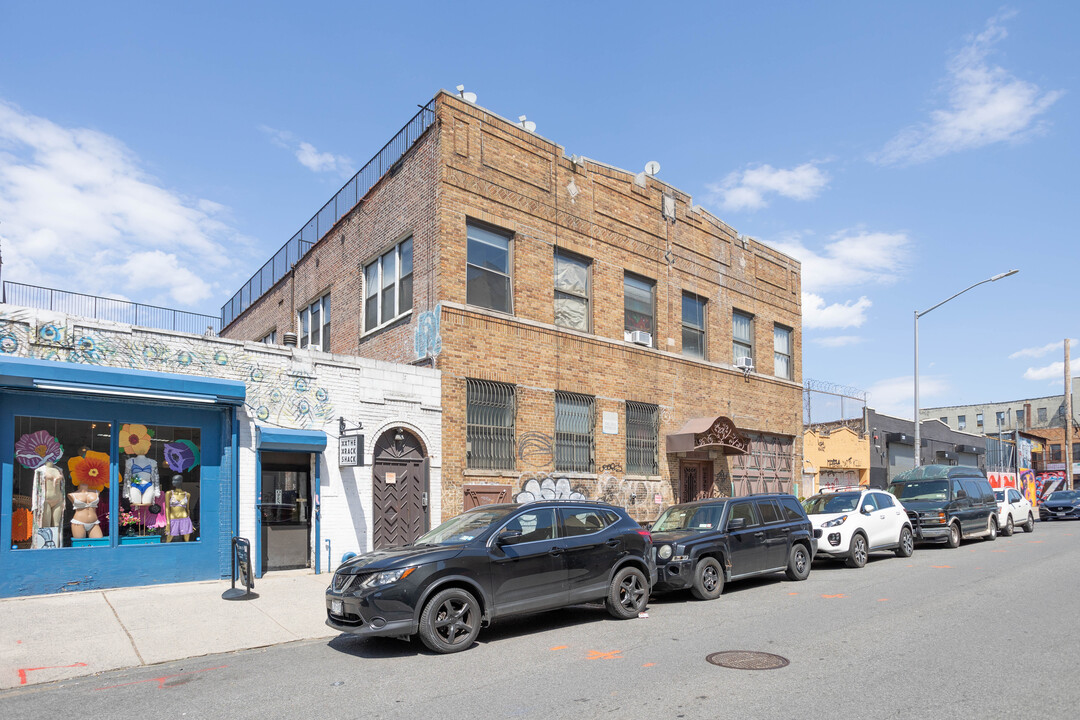 19 Thames St in Brooklyn, NY - Building Photo