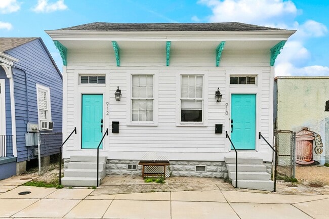 property at 910-912 N Prieur St