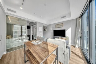 174 Cumberland St in Toronto, ON - Building Photo