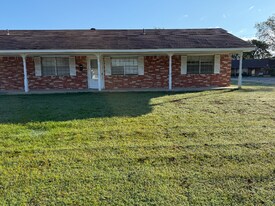 724 E 13th St in Holdenville, OK - Building Photo