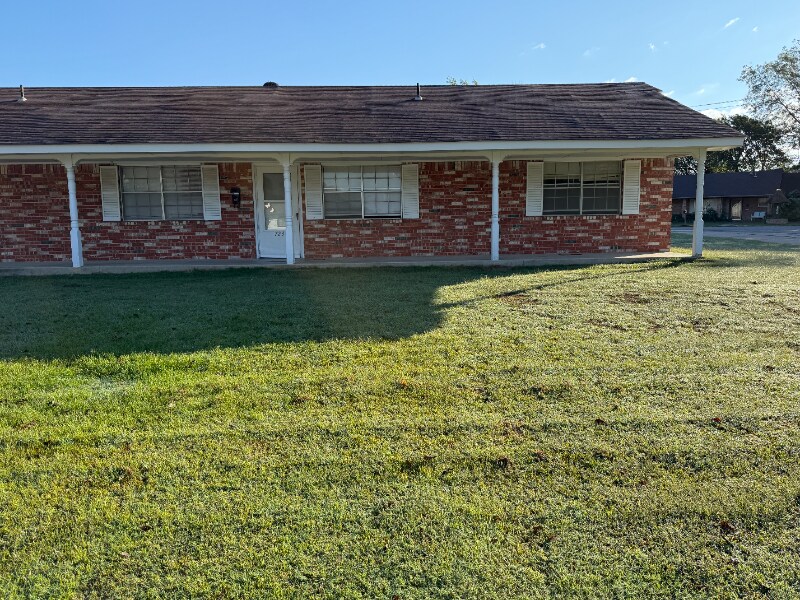 724 E 13th St in Holdenville, OK - Building Photo