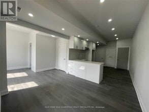 15229 Yonge St in Aurora, ON - Building Photo - Building Photo