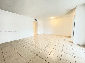 725 NE 4th St in Hallandale Beach, FL - Building Photo - Building Photo