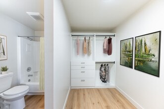 Elevation at the U in Reno, NV - Foto de edificio - Building Photo