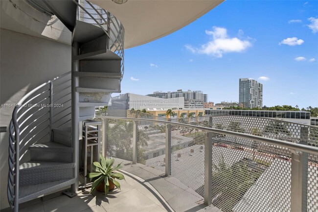 2335 Pine Tree Dr, Unit 601 in Miami Beach, FL - Foto de edificio - Building Photo