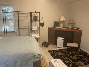 5921 Crepe Myrtle Ct, Unit SUITE IN- law North HillS in Raleigh, NC - Foto de edificio - Building Photo