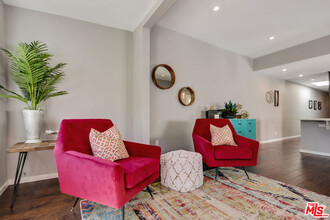 811 N W Knoll Dr in West Hollywood, CA - Foto de edificio - Building Photo