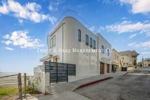 1724 Bluff Pl in Long Beach, CA - Building Photo