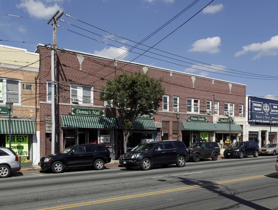 942-956 Hempstead Tpke in Franklin Square, NY - Building Photo