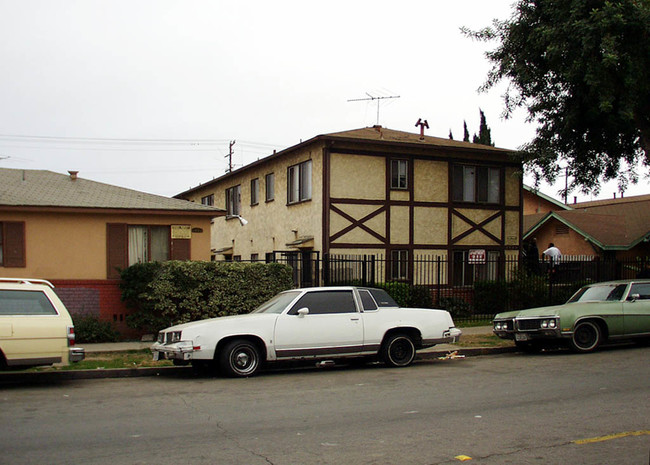 1880 Pine Ave in Long Beach, CA - Building Photo - Building Photo