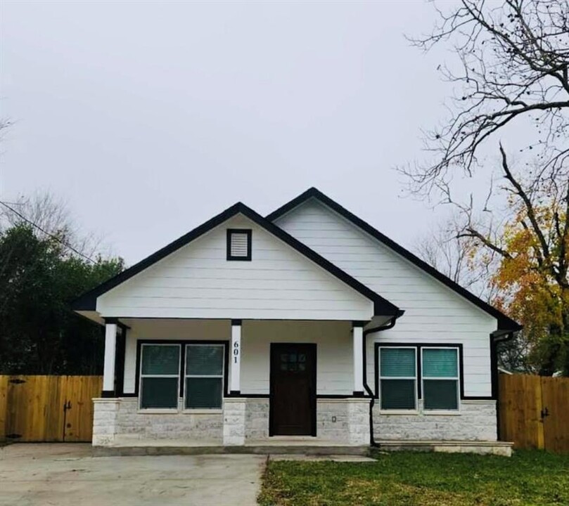 601 San Saba St in Lockhart, TX - Foto de edificio