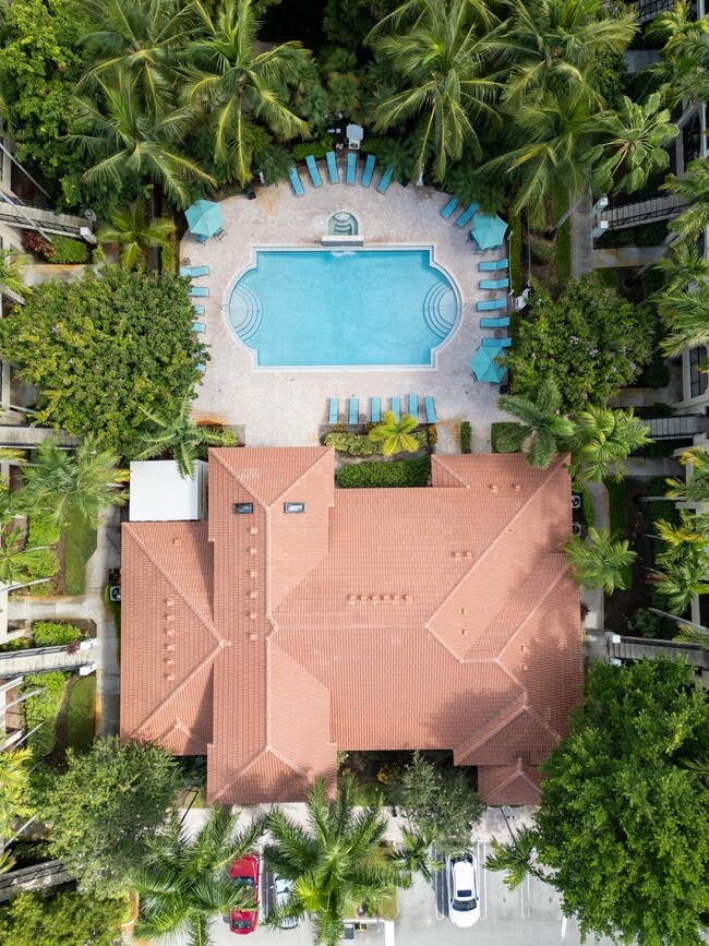 5820 W Sample Rd, Unit Poinciana 2-105 in Coral Springs, FL - Building Photo - Building Photo