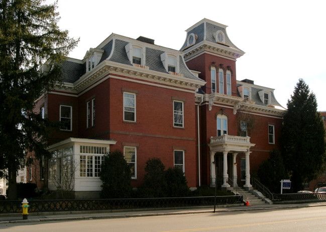 241 Middle St in Portsmouth, NH - Foto de edificio - Building Photo