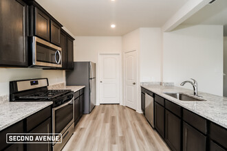 325 Condie Russell Ave in Venus, TX - Foto de edificio - Building Photo