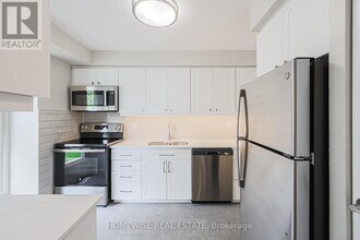 570-570 Waverly St N in Oshawa, ON - Building Photo - Building Photo