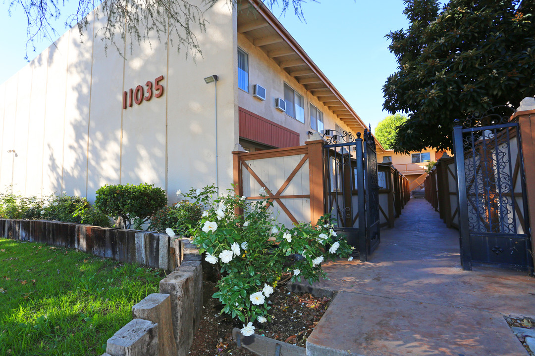 11035 Hayvenhurst Ave in Granada Hills, CA - Building Photo