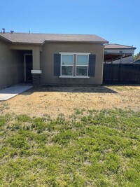 327 Capistrano St in Los Banos, CA - Foto de edificio - Building Photo