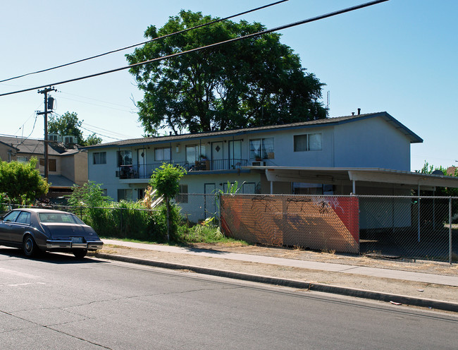 4710 E Huntington Ave in Fresno, CA - Building Photo - Building Photo