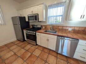 1205 S Muirfield Rd, Unit 1203 in Los Angeles, CA - Building Photo