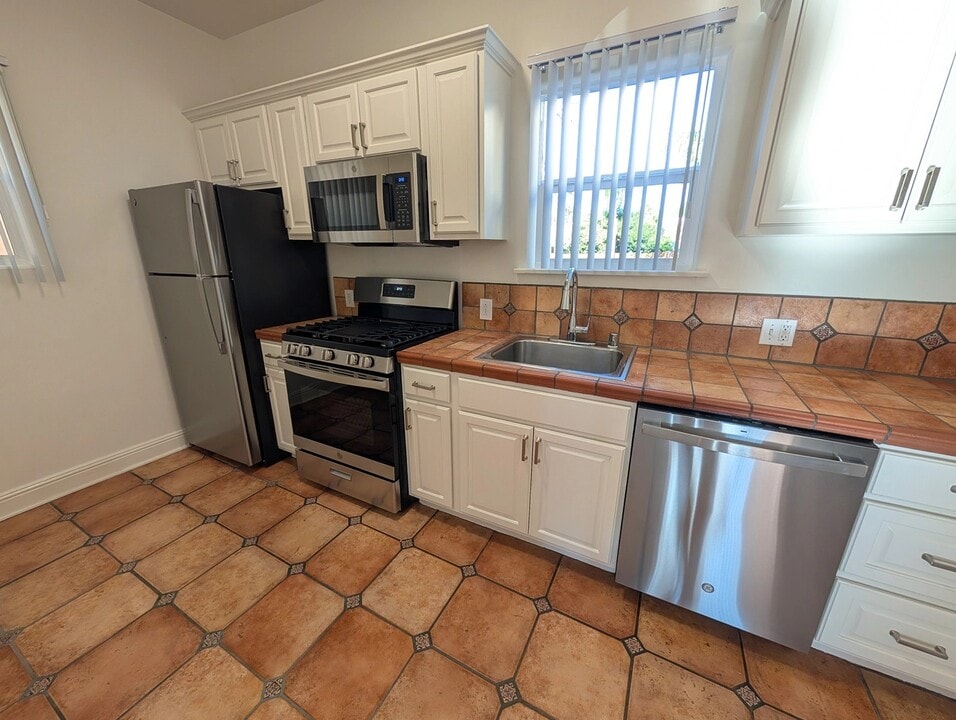 1205 S Muirfield Rd, Unit 1203 in Los Angeles, CA - Foto de edificio