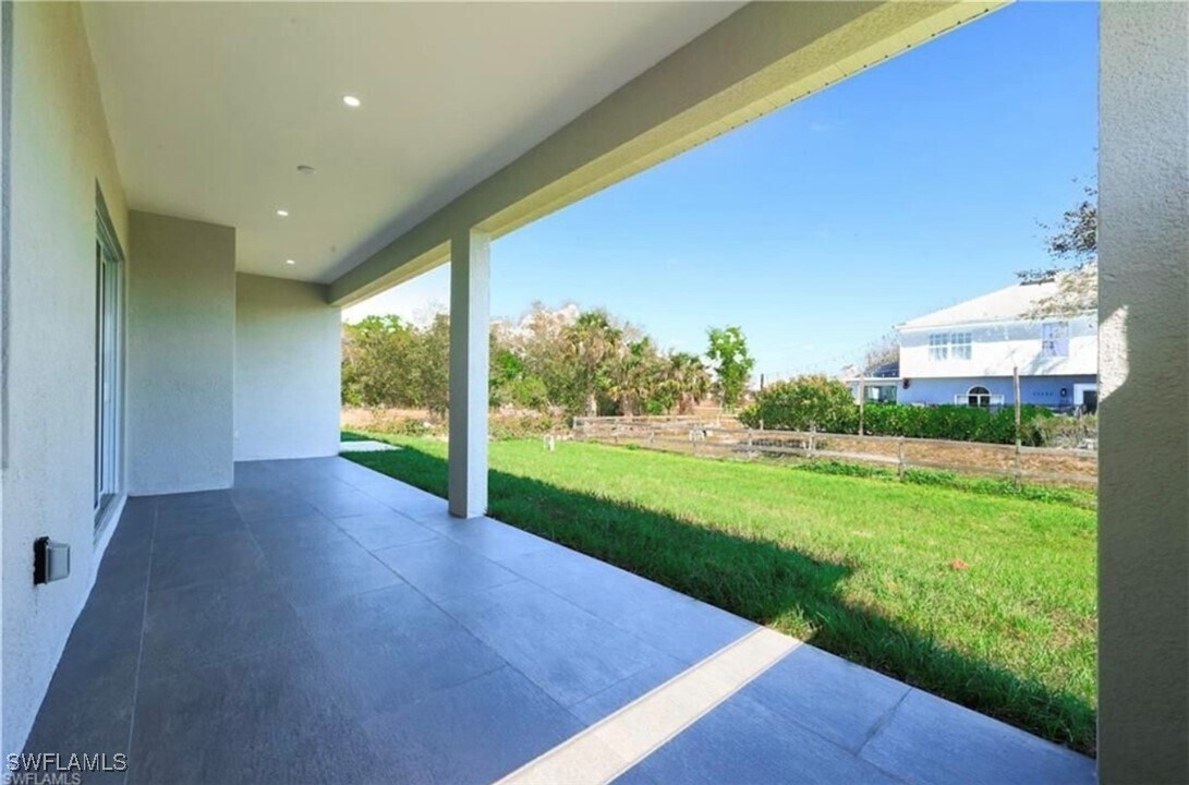 2000 Curry Ave N in Lehigh Acres, FL - Building Photo