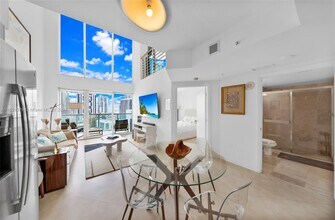 41 SE 5th St, Unit 1507 in Miami, FL - Foto de edificio - Building Photo
